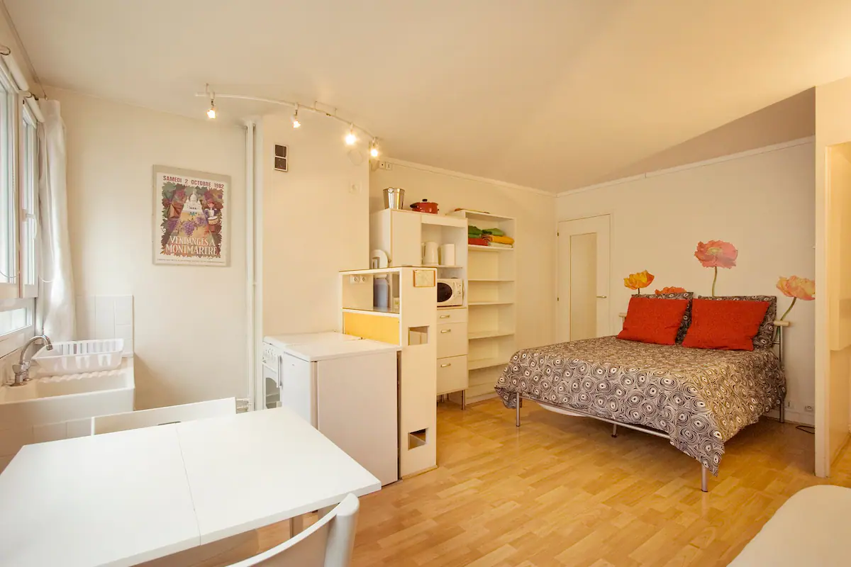 Studio 8 pièce principale location meublée