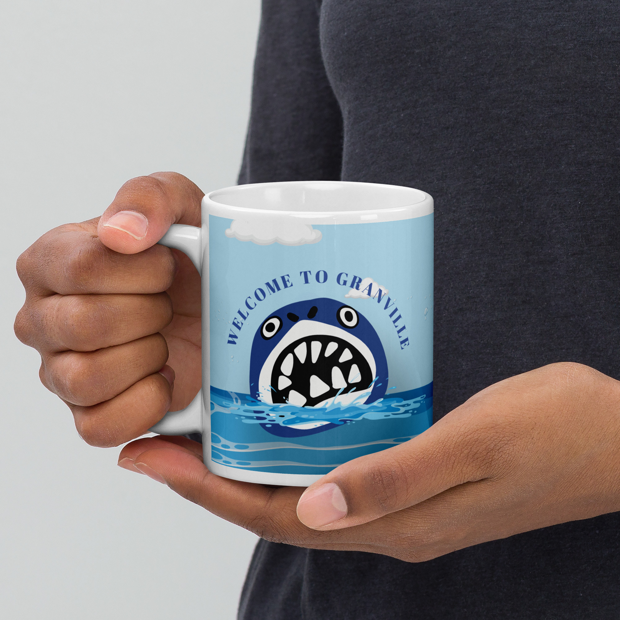 Mug Granville au design marin bleu présenté dans les mains