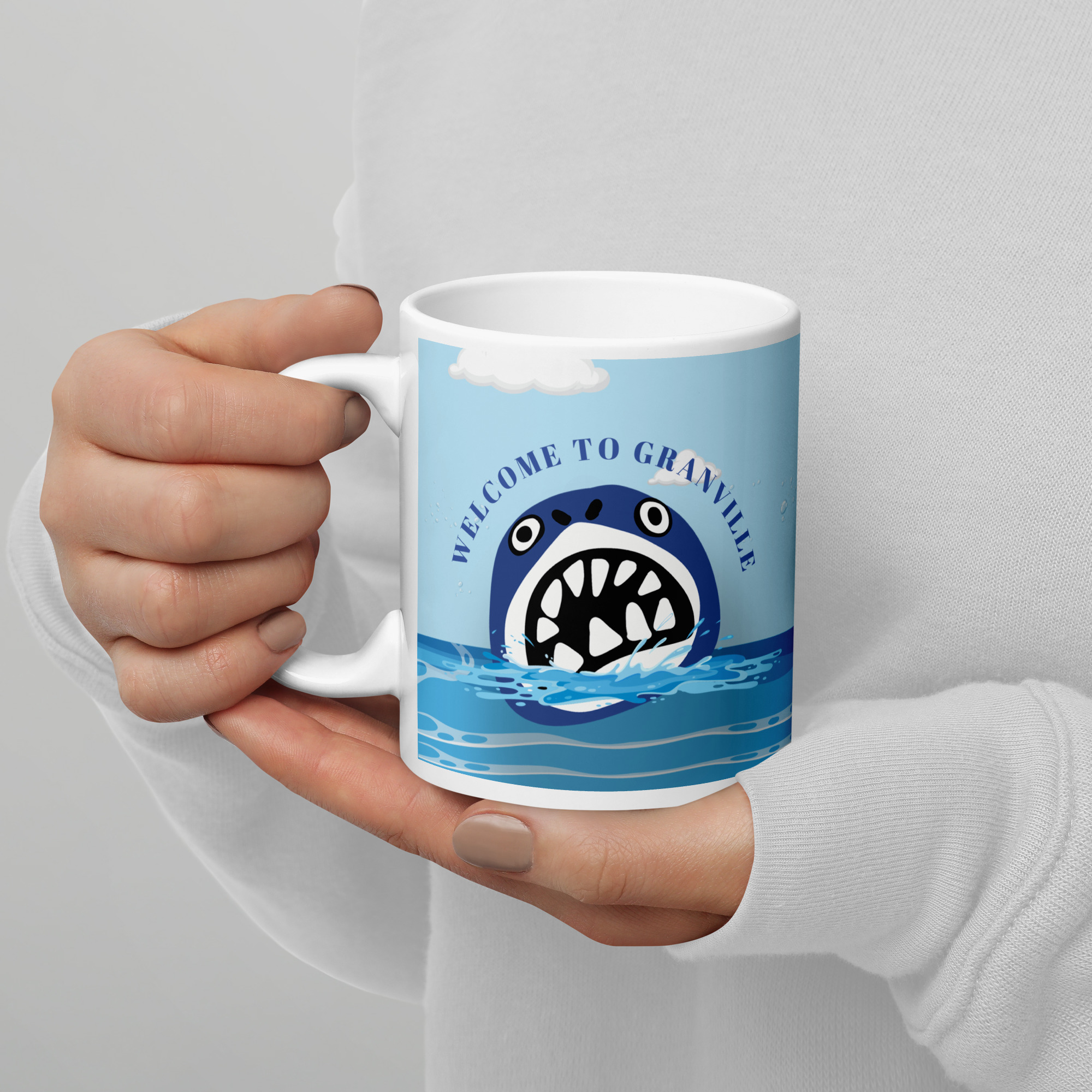 Mug Welcome to Granville avec illustration marine tenu à la main