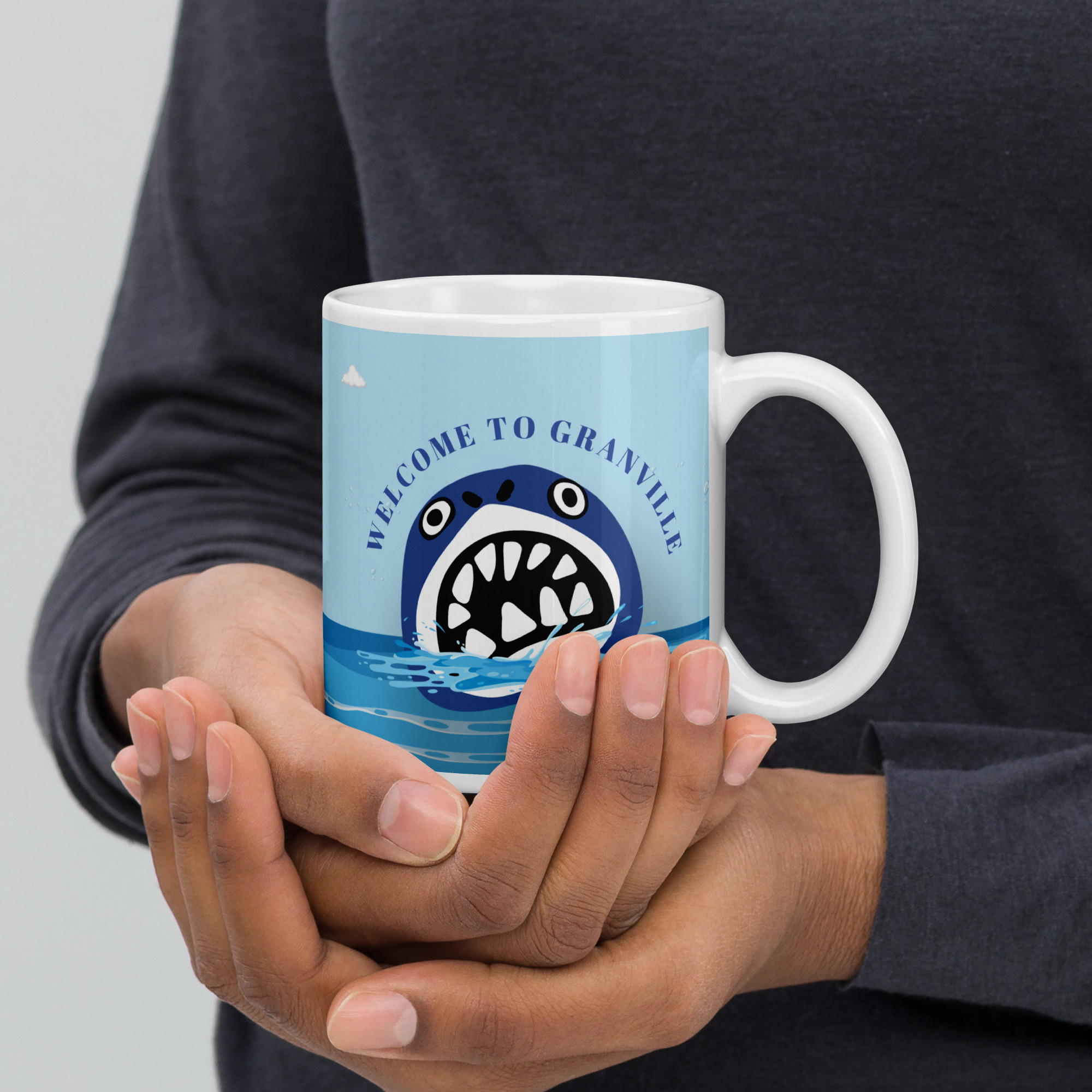 Mug Granville Welcome to Granville présenté dans les mains