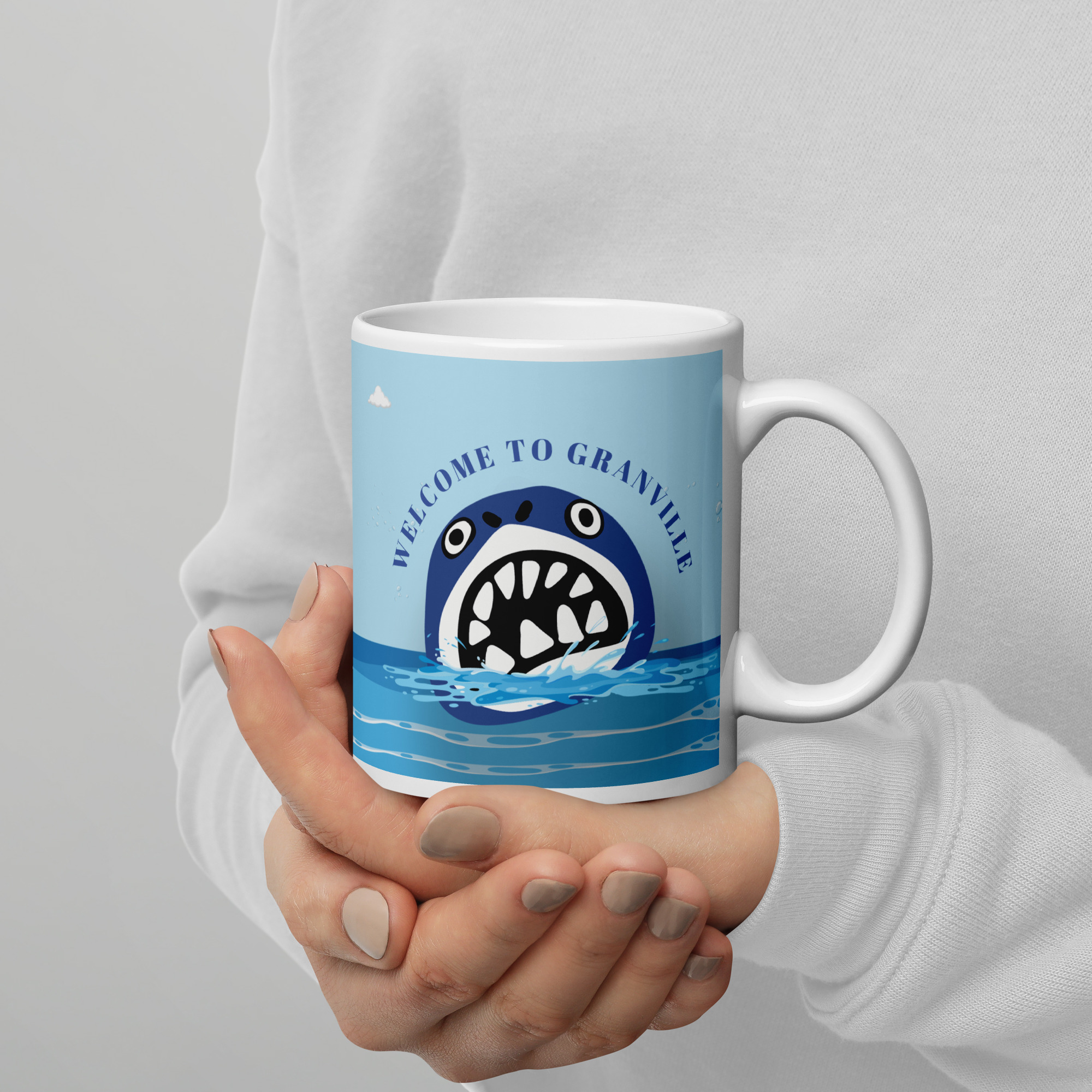 Mug Granville Normandie au design marin bleu tenu à la main